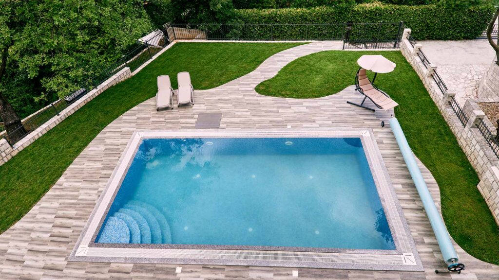 Piscina en el jardín